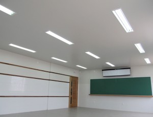 Depois: nova sala de aula, com ~sistema de iluminação mais moderno e eficiente