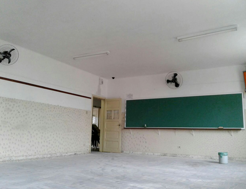 Antes: sala de aula com iluminação antiga e pouco eficiente